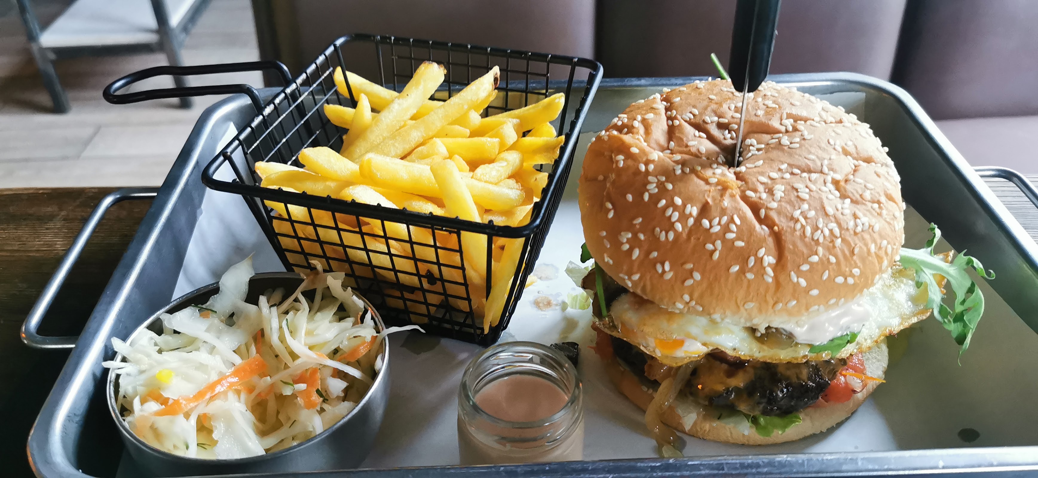 Wnętrze Scarabeus Grill Bar w Czechach